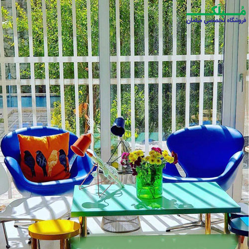 استفاده از صندلی مینیمال Petal با رویه چرمی آبی رنگ برای چیدمان یک اتاق جذاب